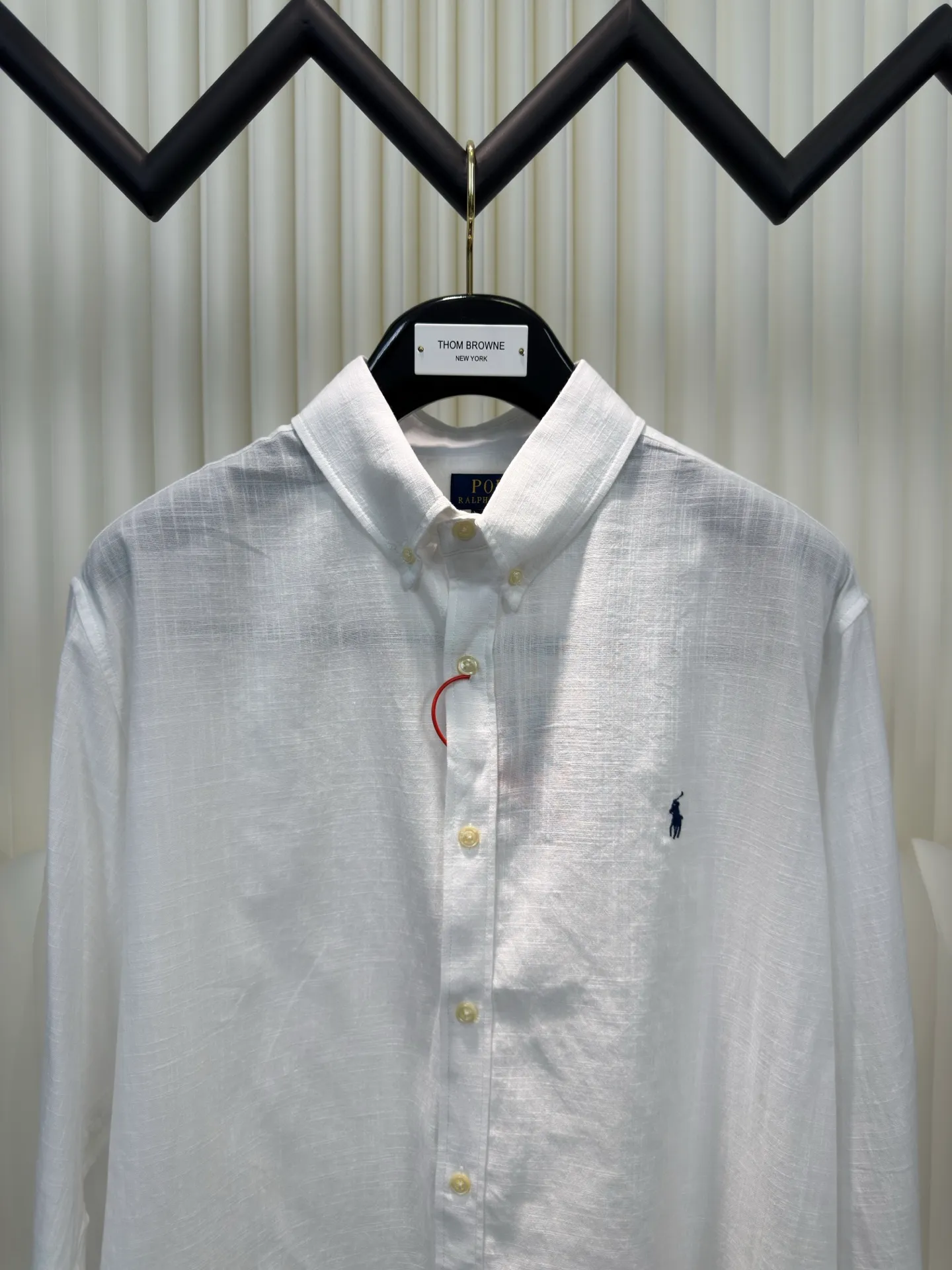 P410 Ralph Lauren embroidered linen shirt. Selected from the finest linen material and featuring iconic pony embroidery, it is simple yet highly recognizable. The clever design of the outer I-shaped pleated slit-style back yoke adds a sense of agility and elegance.  Adopting side-turning and embedded clamping stitching technology, it is smooth and tidy. The fabrics have been washed and have a better hand feel. Not easy to deform, not easy to shrink, not easy to fade, and maintain long-term beauty. Size: s m l xl